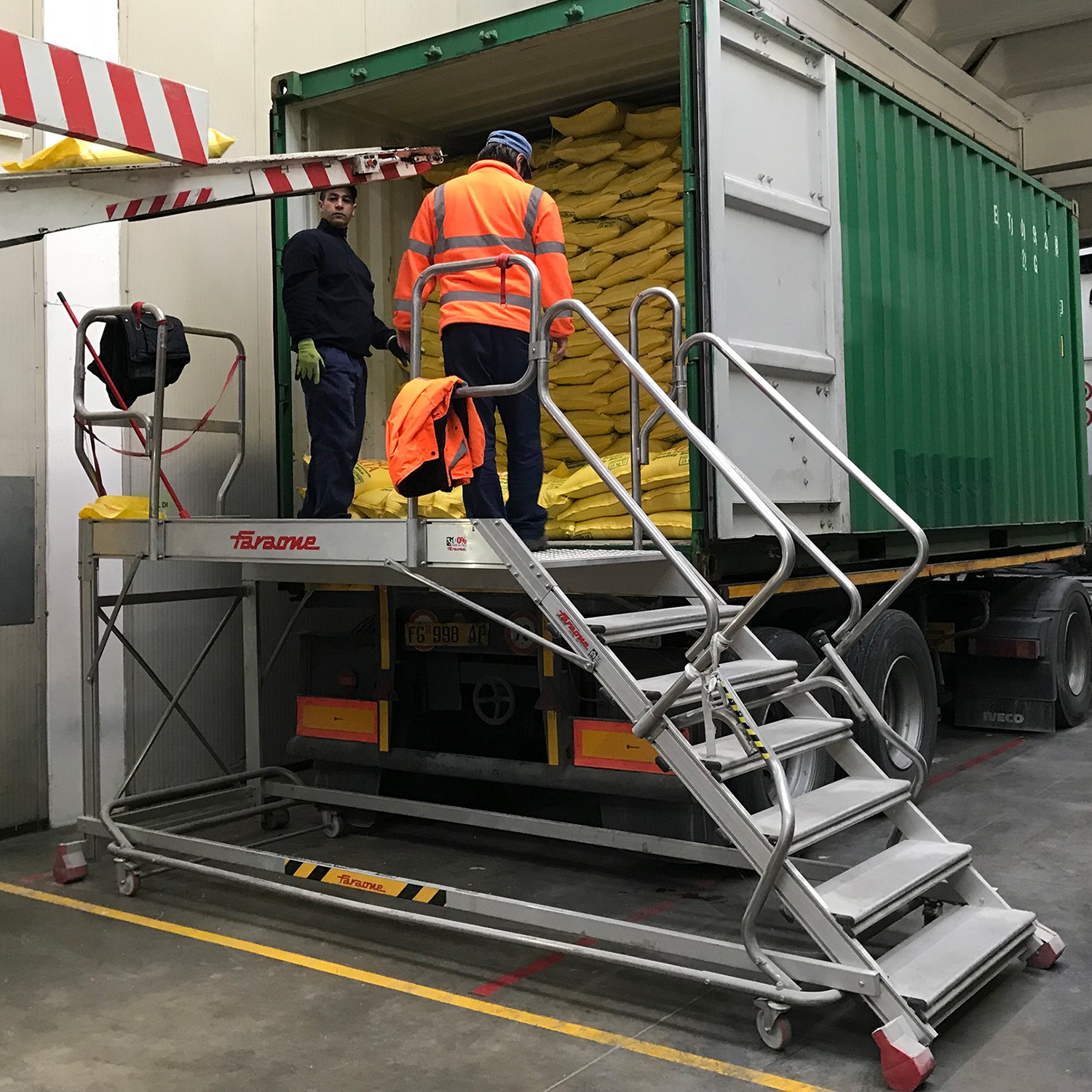 EM102 | Escalier sur mesure pour maintenance de camions