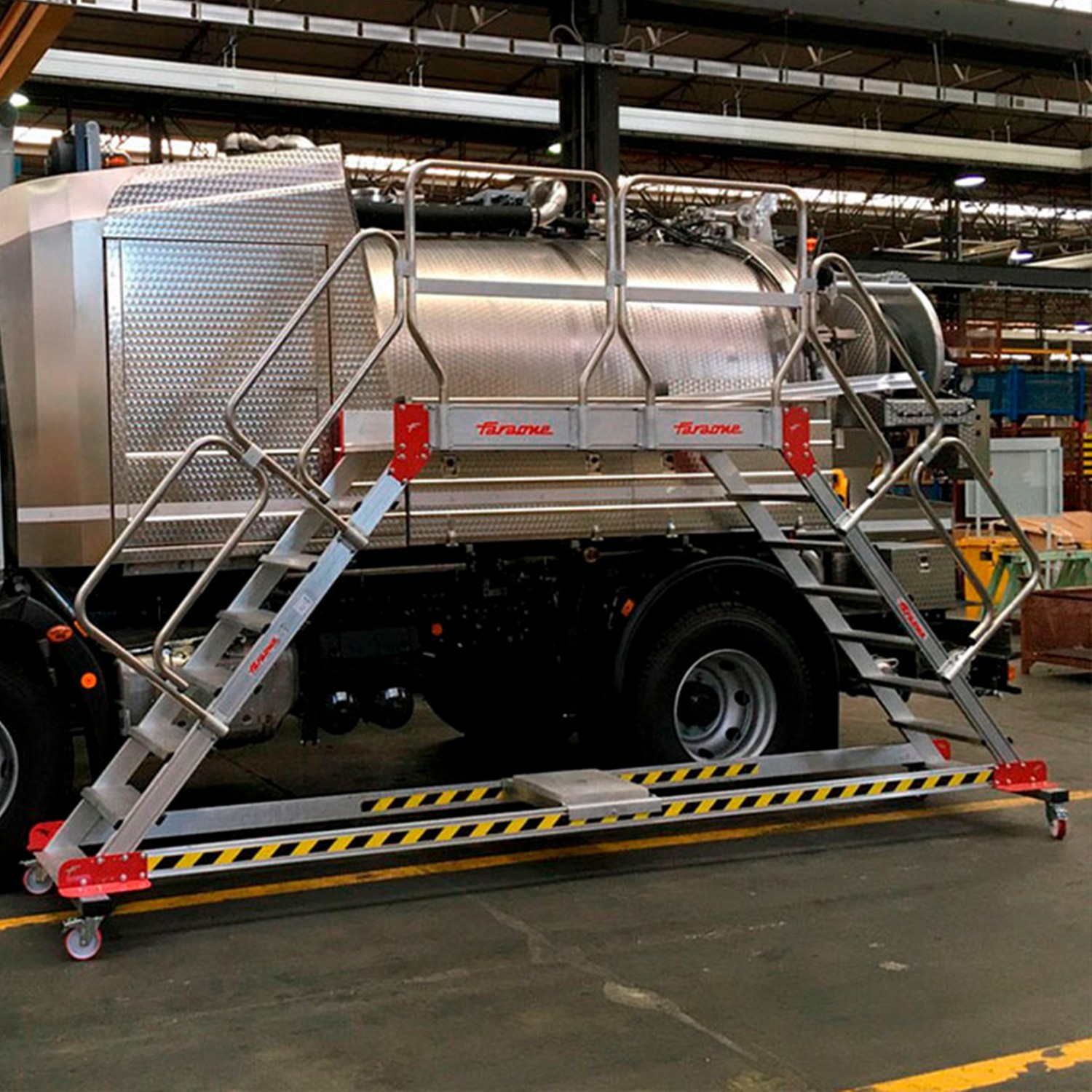 EM105 | Escalier sur mesure pour maintenance de camions
